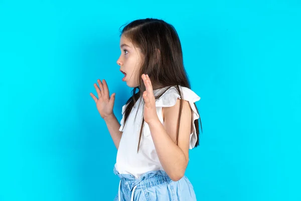 Het Kind Schreeuwt Hard Houdt Ogen Open Handen Gespannen Mooi — Stockfoto