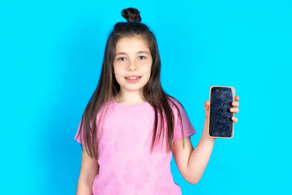 Glimlachend Kind Met Een Lege Telefoon Mooi Kaukasisch Klein Meisje — Stockfoto