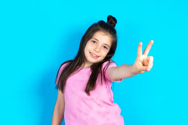 Kid Smiling Looking Happy Carefree Positive Gesturing Victory Peace One — Stock Photo, Image