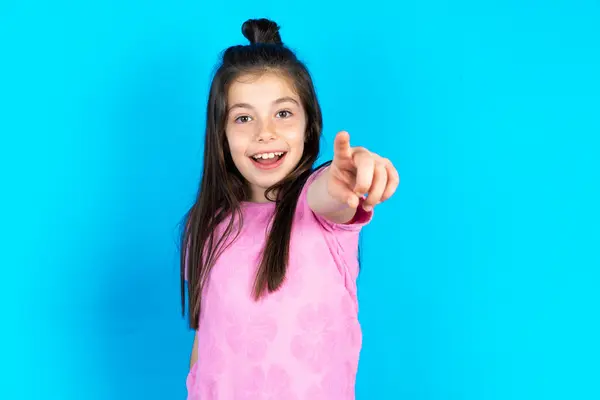 Aufgeregtes Positives Kind Zeigt Mit Dem Zeigefinger Direkt Auf Dich — Stockfoto