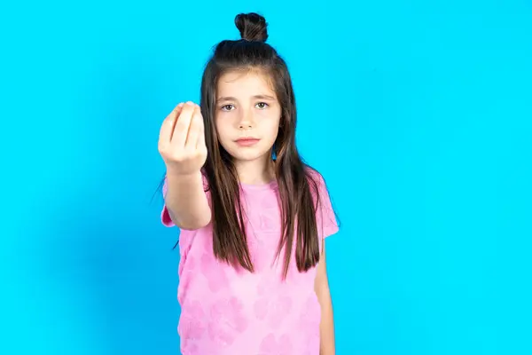 小孩用手和手指用自信的表情做意大利手势 美丽的高加索小女孩摆出一副蓝色工作室的样子 — 图库照片