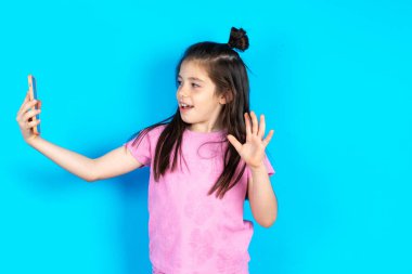 Çocuk modern cep telefonunu tutuyor ve 