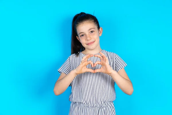 Ernstes Kind Das Herzzeichen Mit Händen Zeigt Schöne Kaukasische Mädchen — Stockfoto