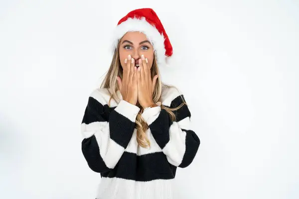 Neşeli Genç Beyaz Kadın Noel Baba Şapkası Takıyor Beyaz Stüdyo — Stok fotoğraf
