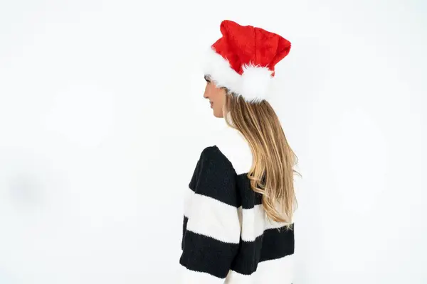 Beyaz Stüdyo Arka Planında Çizgili Süveter Noel Baba Şapkası Takan — Stok fotoğraf