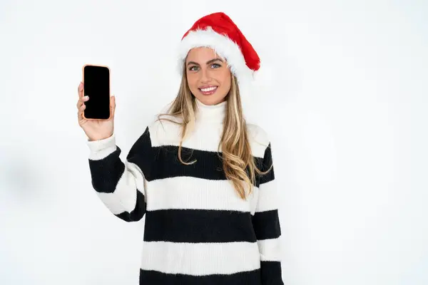 Beyaz Stüdyo Arka Planına Karşı Çizgili Süveter Noel Baba Şapkası — Stok fotoğraf