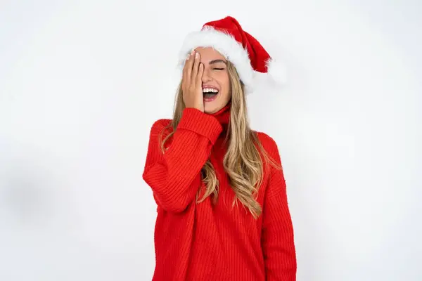 Giovane Donna Caucasica Che Indossa Cappello Babbo Natale Maglione Rosso — Foto Stock