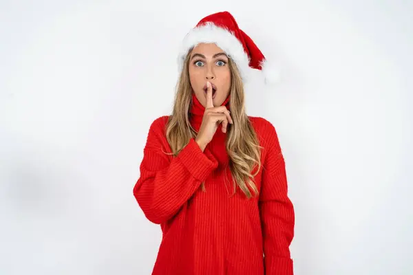 Surprised Young Caucasian Woman Wearing Santa Hat Red Sweater White — Stock Photo, Image
