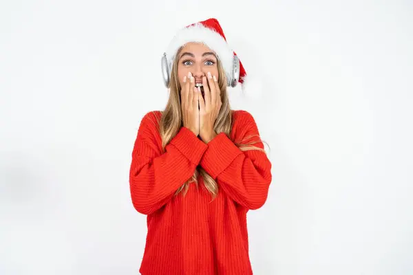 Jovem Caucasiana Chocada Usando Chapéu Papai Noel Suéter Vermelho Contra — Fotografia de Stock