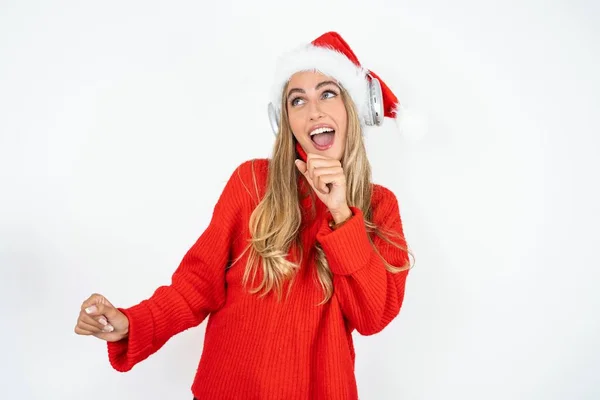 Šťastná Mladá Běloška Nosí Santa Klobouk Červený Svetr Proti Bílému — Stock fotografie
