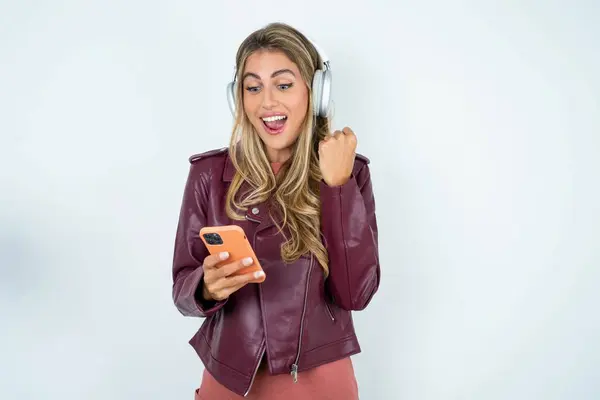 Young Caucasian Woman Headphones Wearing Leather Jacket Using Mobile Phone — Stock Photo, Image