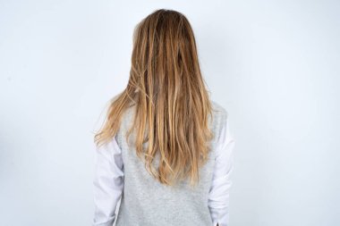 Beyaz gömlek giyen beyaz bir kadının arka görüntüsü. Stüdyo Çekimi.