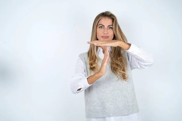 Kaukasiska Kvinna Bär Vit Skjorta Upprörd Visar Timeout Gest Behöver — Stockfoto
