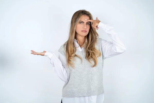 Femme Caucasienne Portant Chemise Blanche Confus Agacé Avec Paume Ouverte — Photo