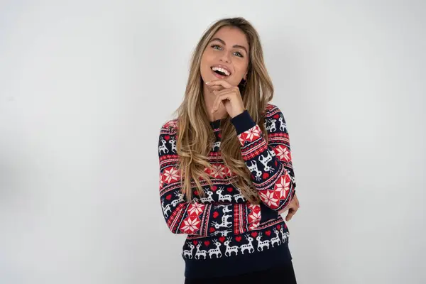 Kaukasische Frau Weihnachtspullover Lacht Fröhlich Hält Die Hand Kinn Drückt — Stockfoto