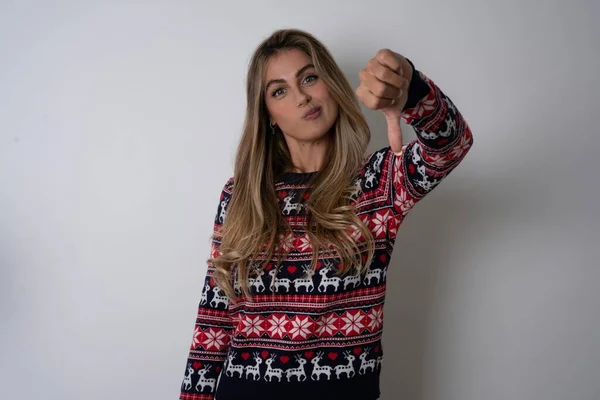 Mulher Caucasiana Vestindo Camisola Natal Olhando Infeliz Irritado Mostrando Rejeição — Fotografia de Stock