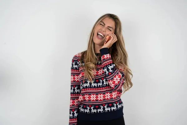 Overgevoelige Gelukkige Blanke Vrouw Draagt Kerst Trui Lacht Positief Hoort — Stockfoto