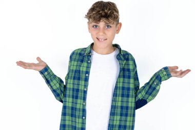 Beyazların atölyesindeki cahil, yakışıklı beyaz çocuk omuz silkiyor. Tereddüt ederek omuzlarını silkiyor, şüpheli bir durumla karşı karşıya. Avuçlarını açıyor, zor kararlar veriyor.