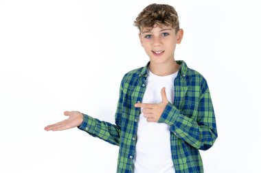 Beyaz stüdyo arka plan organizatörü beyaz beyaz çocuk olumlu yakışıklı beyaz çocuk işaret parmağı kopyasal el tanıtım önerisi sunar