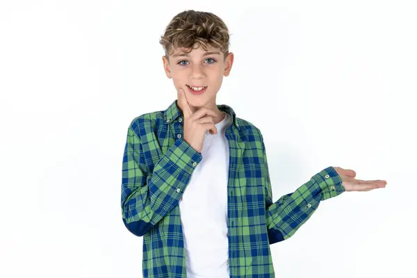 Αστεία Όμορφος Καυκάσιος Έφηβος Αγόρι Λευκό Φόντο Στούντιο Κατέχουν Ανοιχτή — Φωτογραφία Αρχείου