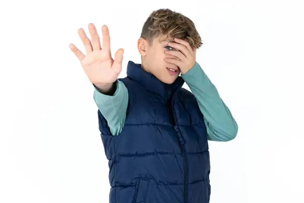 白人背景的英俊的高加索少年男孩用手掌捂住眼睛 做着停止的手势 试图躲避每个人 — 图库照片