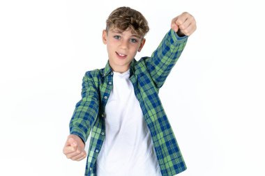 Beyaz stüdyo arka planında yakışıklı beyaz çocuk direksiyon dümeninin direksiyon sınavını geçtiğini hayal et iyi ruh hali hızlı hız