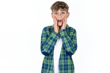 Beyaz stüdyodaki korkmuş beyaz çocuk dükkan, insan ve insan duyguları konseptindeki fiyatlarla şok oldu.