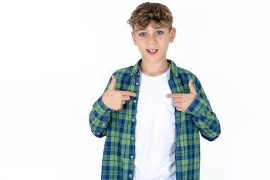 Beyaz stüdyodaki yakışıklı beyaz çocuk vücudunun arka planında, alışverişe gittikten sonra iyi bir ruh hali içinde ve başarılı alışverişler yapıyor.