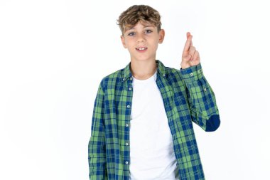 Beyaz stüdyodaki yakışıklı beyaz çocuk Çince işaret dilinde on numara Shi 'yi işaret ediyor.