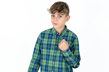 Beyaz stüdyo geçmişindeki yakışıklı beyaz çocuk yumruğunun intikam almak ya da birini tehdit etmek için surat ifadesini bozduğunu gösteriyor. Sana patronun kim olduğunu göstereceğim.