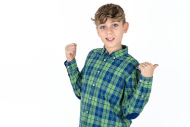 Yaşasın havalı yakışıklı beyaz çocuk beyaz stüdyo arka planında boş uzay eli yumruğu