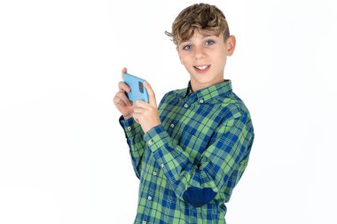 İyi bağımlı, neşeli, beyaz stüdyo arka planında beyaz beyaz bir genç çocuk. Ağ oyunu oynuyor.