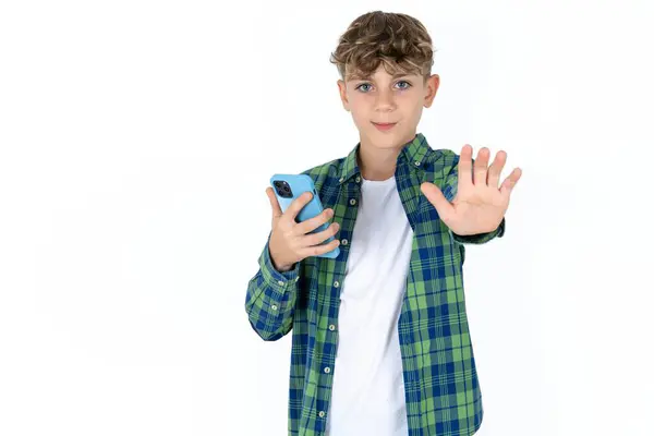 Przystojny Biały Nastolatek Chłopiec Biały Studio Tło Pomocą Smsy Smartfonem — Zdjęcie stockowe