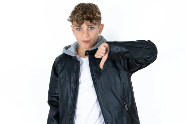 ホワイトスタジオのバックグラウンドでハンサムな慎重な十代の少年は 拒絶と親指のジェスチャーで否定を示す不満と怒っている バッド表現 — ストック写真