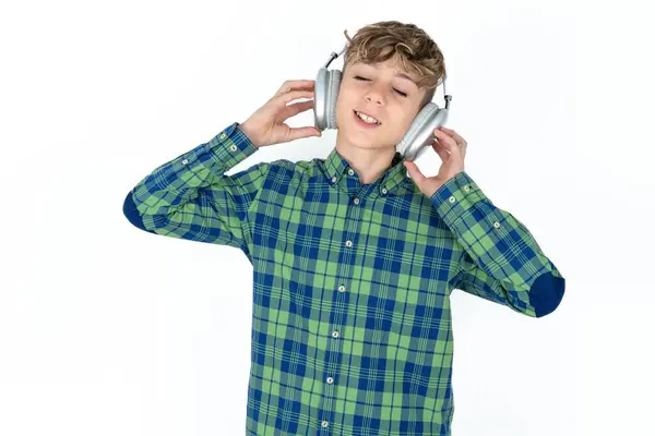 Handsome Caucasian Teenager Boy White Studio Background Smiles Broadly Feels — Stock Photo, Image