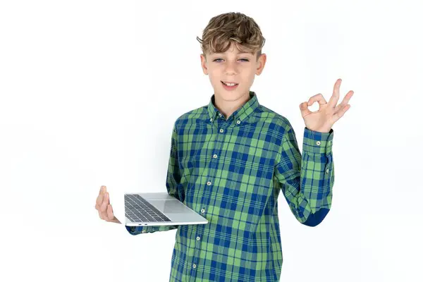 Θετική Όμορφος Καυκάσιος Έφηβος Αγόρι Λευκό Φόντο Στούντιο Κατέχουν Ασύρματη — Φωτογραφία Αρχείου