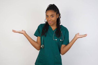 Kafası karışık ve cahil, kollarını açmış, omuzlarını silkip 