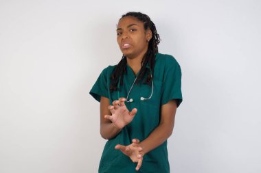 Ne kadar iğrenç! Memnun olmayan genç doktor kadın, arka planda iğrenç ya da tiksindirici bir şey gördüğü için yüz ifadesinden memnun değil..