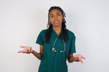 Güzel Afro-Amerikan doktor kadın portresi belirsiz görünüyor. Kız, sosyal ağda tanıştığı çocukla bara gitmek için giyinmiş ama o gelmemiş. Neden gelmediğini. Soru umutsuz romantizmimizi rahatsız ediyor.