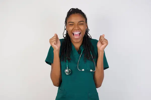 非洲裔美国女医生 为自己的成功和胜利感到高兴 高兴得紧紧抓住拳头 幸运的女人很高兴能实现自己的目标和目的 积极的情绪 — 图库照片