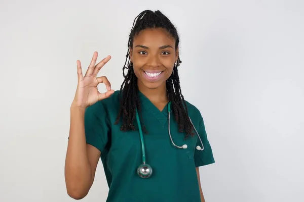 Glad Attraktiv Läkare Kvinna Visar Tecken Med Handen Som Uttrycker — Stockfoto