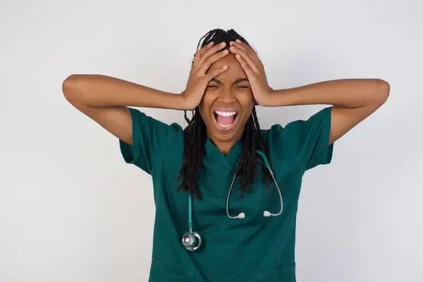 Chocado Pânico Afro Americano Médico Mulher Mãos Dadas Cabeça Gritando — Fotografia de Stock