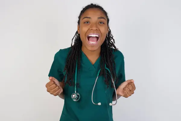 Tıbbi Üniforma Giyen Doktor Kadın Portresi Yumruklarını Kaldırıyor Parlak Gri — Stok fotoğraf