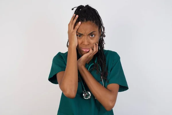 若い陰鬱なアフリカ系アメリカ人医師の女性は 手を振って泣きながら顔を隠し 動揺し 彼女の仕事上の問題について友人に不満を言って落ち込んだ 彼氏は記念日を忘れていた — ストック写真