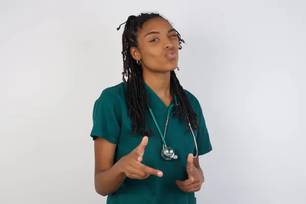 Hej Bum Radostné Charismatické Dobře Vypadající Emotivní Afro Americká Lékařka — Stock fotografie