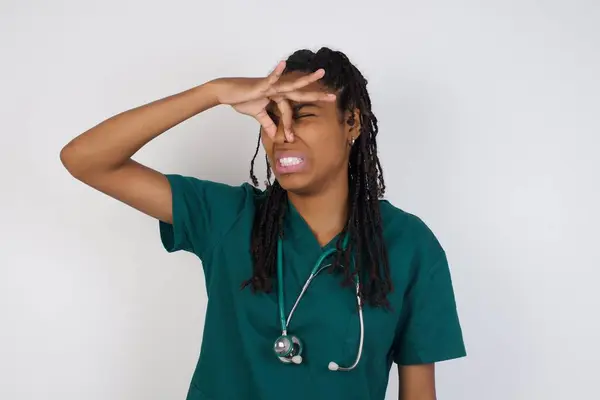 Linda Jovem Africano Americano Médico Mulher Vestindo Uniforme Médico Isolado — Fotografia de Stock