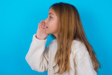 Güzel genç kız boş görünüyor. Yüzüne yakın el ele tutuşup bağırıyor ya da birini arıyor..