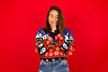 MODEL 'in kapalı çekimleri yoga ve meditasyon yapıyor namaste' de avuç içlerini bir arada tutuyor sakin, rahat ve huzurlu görünüyor..