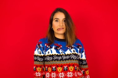 Model gergin ve korkmuş dudakları ısıran, sabırsız ifadeli kameraya bakan, düşünceli.