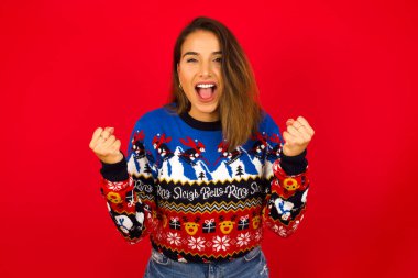 MODEL 'in portresi kameraya heyecanla bakar, ellerini başının üstünde tutar, beklenmedik bir tepkiyi fark eder.